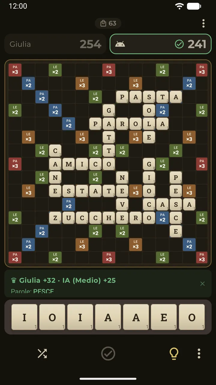 Un round di Gioco equo in Erudo: entrambi i giocatori hanno le stesse lettere, il risultato del round mostra chi l’ha vinto e con quanti punti, l’IA ha già inviato la mossa