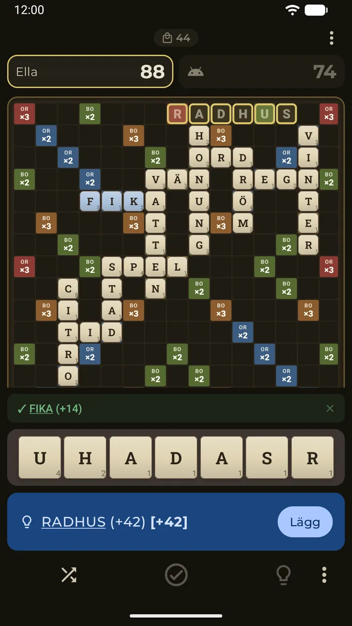 Ett tips på brädet: en guldring och schablonbokstäver visar det bästa ordet, med knappen Lägg